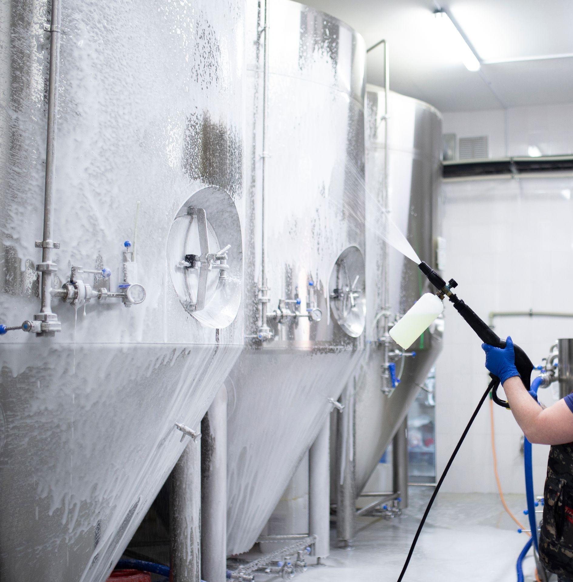 Industriëel schoonmaakprocess met Ecolab