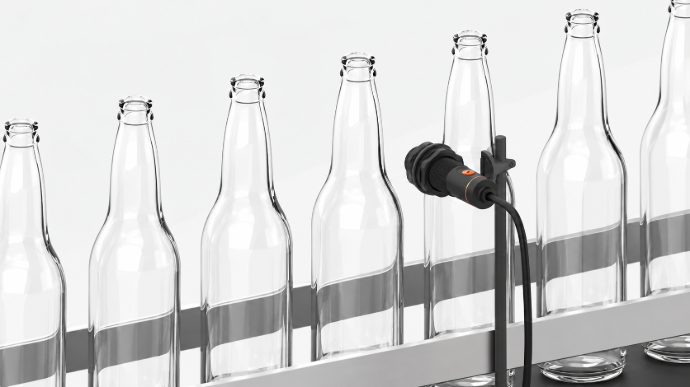 Bottle detection in a fill line with a capacitive sensor
